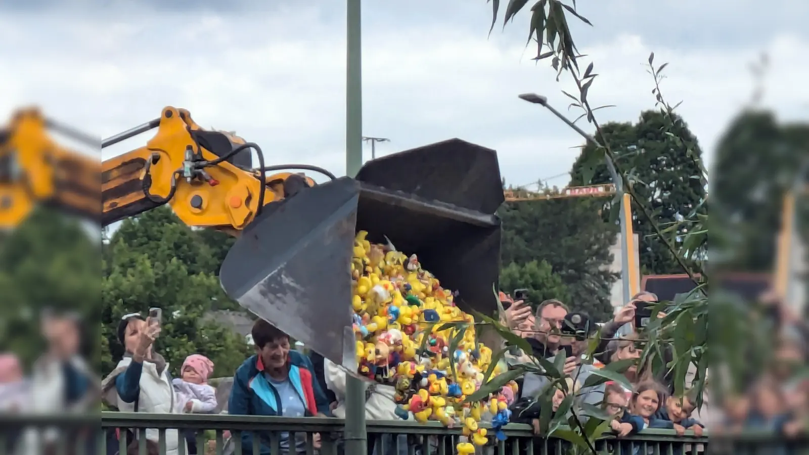 Start des Entenrennens im Vorjahr auf der Vilsbrücke. (Bild: Peter Gattaut)