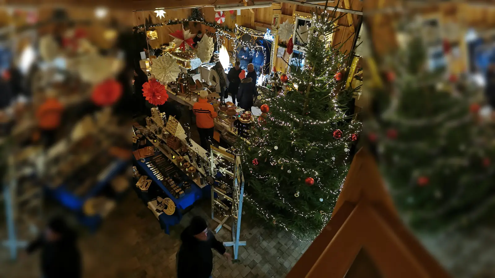 Blick von oben auf die Stände und Besucher (Bild: Herbert Ziegler)