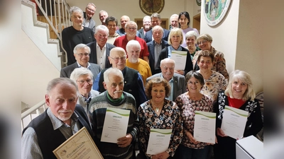 Neu-Ehrenmitglied Erich Bäumler (vorne links), Herbert Braun (Zweite Reihe, Zweiter von links) sowie ein gutes Dutzend treue Mitglieder waren die Hauptpersonen in der Jahreshauptversammlung der Siedlergemeinschaft „Am Krumpes”.  (Bild: Hubert Lukas)