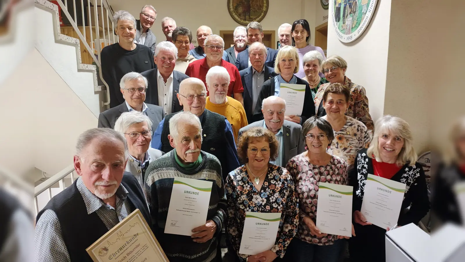 Neu-Ehrenmitglied Erich Bäumler (vorne links), Herbert Braun (Zweite Reihe, Zweiter von links) sowie ein gutes Dutzend treue Mitglieder waren die Hauptpersonen in der Jahreshauptversammlung der Siedlergemeinschaft „Am Krumpes”.  (Bild: Hubert Lukas)