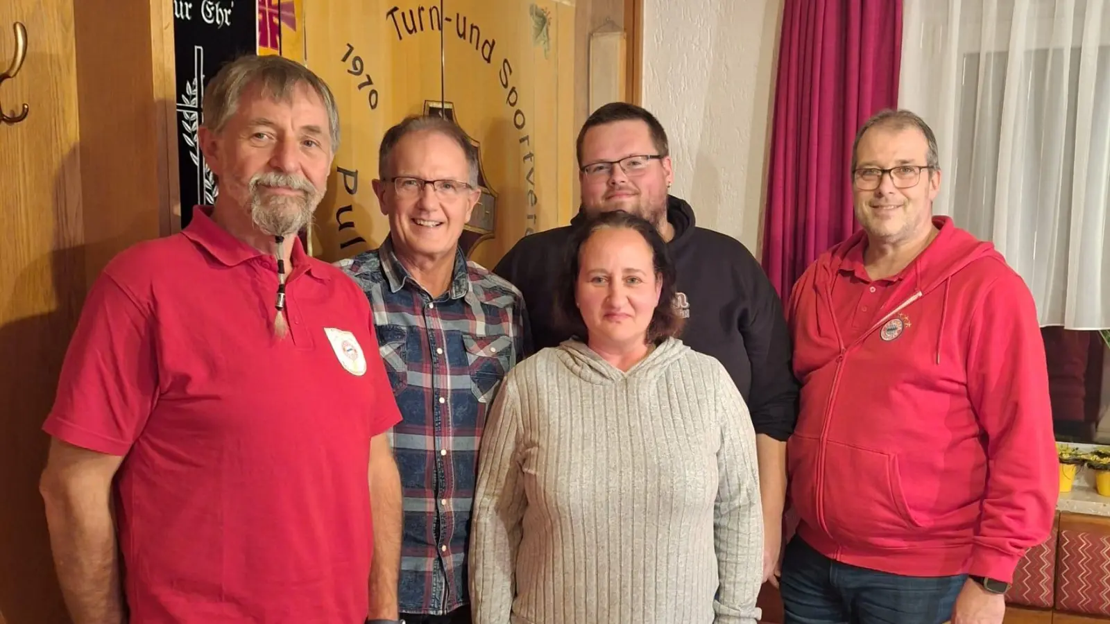 Von Links nach rechts, Josef Franz (25.Jahre), Gerhard Pinzer (25 Jahre) Michaela Erntsberger (25 Jahre), Patrick Wegmann (1. Vorstand), Mario König (2. Vorstand) (Bild: Petra Wegmann)