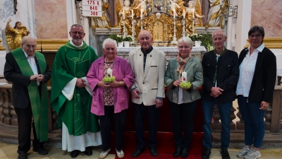 Zu einem Erinnerungsfoto stellten sich P. Friedhelm Czinczoll, Pfr. Dr. Thomas Vogl und PGR-Sprecherin Bettina Männer gemeinsam mit den Jubelpaaren Babette und Helmut Männer ( Eiserne Hochzeit) und Rita und Wolfgang Gradl (Rubine Hochzeit) vor dem Hochaltar in der Kappl. (Bild: Lukas Forster)