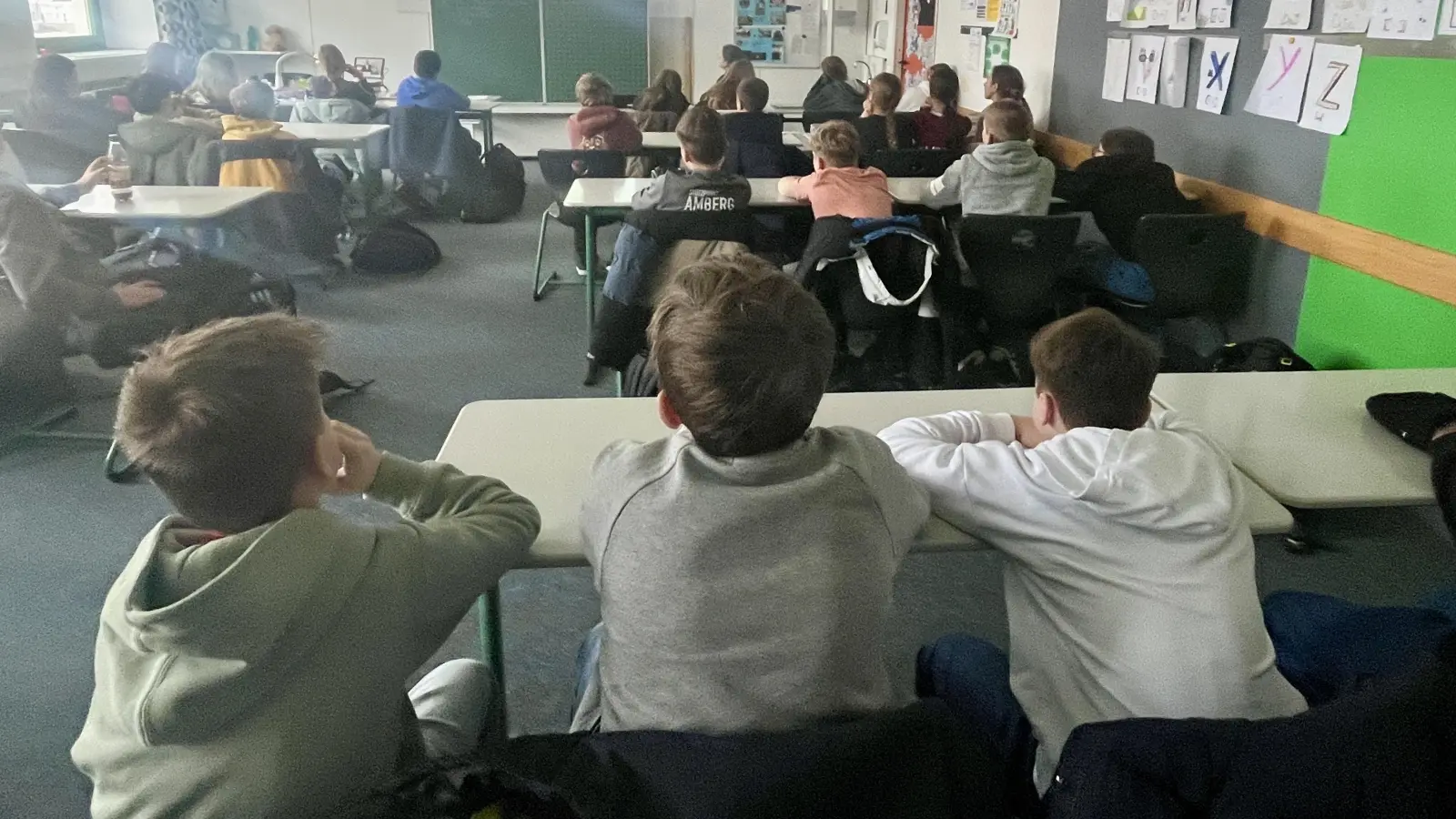 Live aus Jerusalem: Die Schülerinnen und Schüler der 6. Jahrgangsstufe lauschen gespannt den Ausführungen von Herrn Ben Yehuda, Referent für das Bildungsprojekt Lea Fleischmann, das auch von der Sparkasse Amberg-Sulzbach gefördert wird. (Bild: Christiane Krämer)