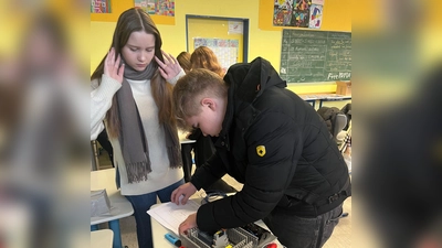 Praktisches Erproben im Bereich „Elektrik” (Bild: Marina Volkmer)