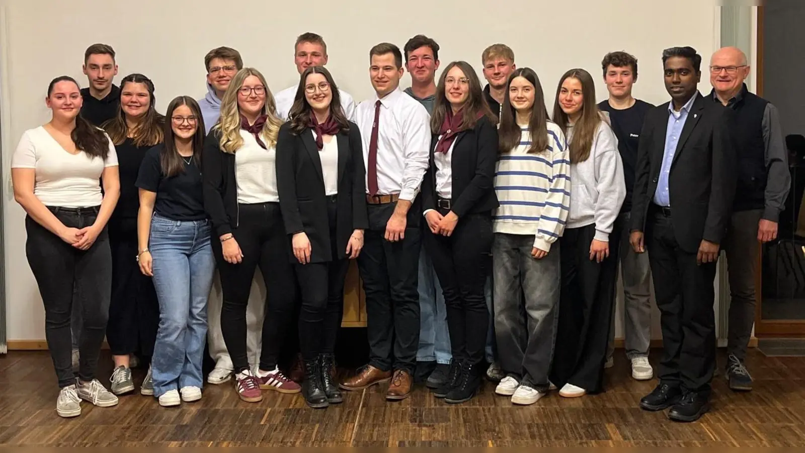 Von links nach rechts: Goetz Catherina, Armer Christoph, Bauer Karina, Köppl Christina, Schmitzer Jonas, Kiener Marie, Schiesl Niklas, Maderer Eva, Scheck Andreas, Zapf Simon, Feneis Sina, Storch Yannick, Schiesl Johanna, Schiesl Ida, Bauer Peter, Pfarrer Savari, Merkel Reinhold (Bild: Benedikt Ott)