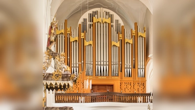 Hanns-Friedrich Kaiser spielt am Reformationstag Max Regers Choralfantasie „Ein feste Burg ist unser Gott“ auf der Max Reger-Gedächtnisorgel in der Weidener Michaelskirche. (Bild: Sandra Hirschke)