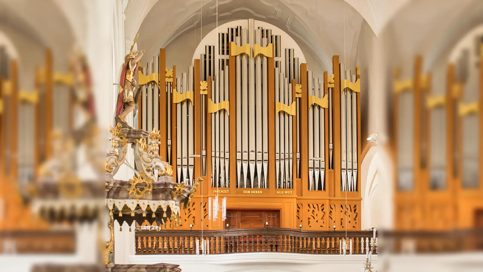 Hanns-Friedrich Kaiser spielt am Reformationstag Max Regers Choralfantasie „Ein feste Burg ist unser Gott“ auf der Max Reger-Gedächtnisorgel in der Weidener Michaelskirche. (Bild: Sandra Hirschke)