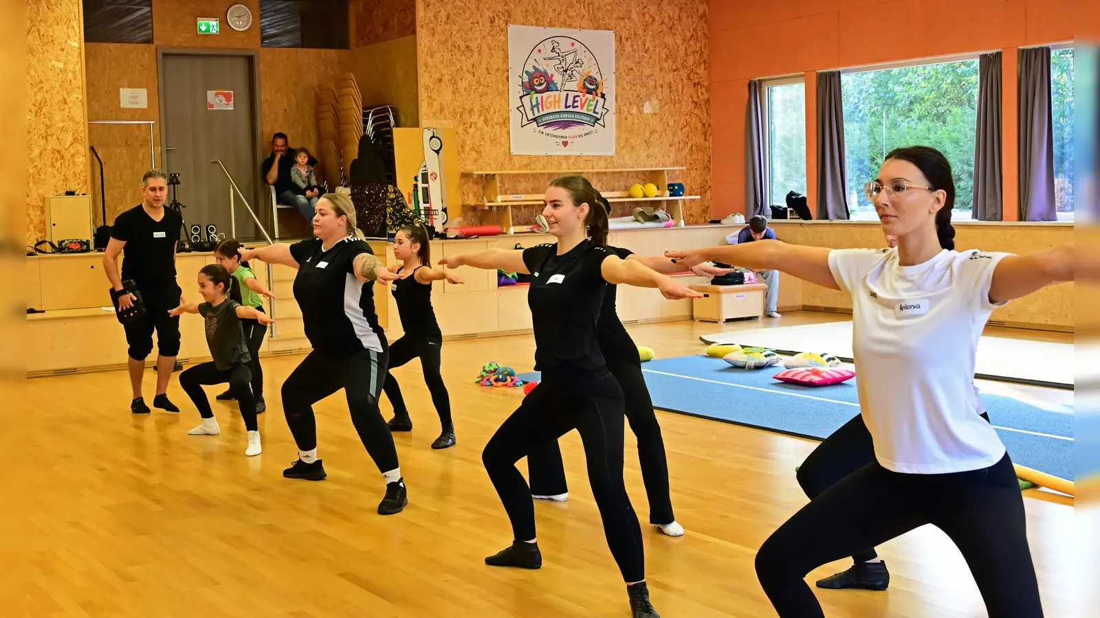 Trainer und Tanzmariechen bei gemeinsamen Aufwärmen. (Bild: Michael Welnhofer)