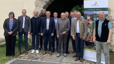 V.l.n.r.: Isabel Lautenschlager (Geschäftsführerin), Bgm. Erich Meidinger (Ebermannsdorf), Bgm. Hans Ram (Ensdorf), Sven Grünert (AELF Amberg/Neumarkt), Bgm. Erwin Geitner (Rieden), 2.Bgm. Matthias Huger (Schmidmühlen), scheidender Schatzmeister Winfried Wenkmann, Bgm. Albert Geitner (Ursensollen), Oberbürgermeister Michael Cerny (Amberg), stellv. Landrat und Bgm. Stefan Braun (Kastl), neuer Schatzmeister Bgm. Roland Strehl (Kümmersbruck), 1. Vorsitzender Markus Dollacker. (Bild: Isabel Lautenschlager)