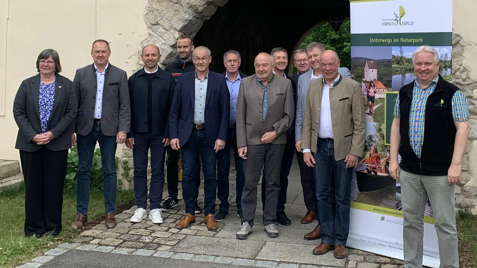 V.l.n.r.: Isabel Lautenschlager (Geschäftsführerin), Bgm. Erich Meidinger (Ebermannsdorf), Bgm. Hans Ram (Ensdorf), Sven Grünert (AELF Amberg/Neumarkt), Bgm. Erwin Geitner (Rieden), 2.Bgm. Matthias Huger (Schmidmühlen), scheidender Schatzmeister Winfried Wenkmann, Bgm. Albert Geitner (Ursensollen), Oberbürgermeister Michael Cerny (Amberg), stellv. Landrat und Bgm. Stefan Braun (Kastl), neuer Schatzmeister Bgm. Roland Strehl (Kümmersbruck), 1. Vorsitzender Markus Dollacker. (Bild: Isabel Lautenschlager)