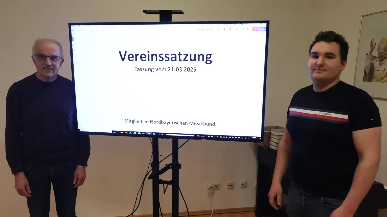 Kassier Adalbert Obermeier (v.l.) und Vereinsvorsitzender Sebastian Zapf stellten in der Mitgliederversammlung die Satzung des künftigen Musikvereins Blaskapelle St. Georg Rieden e.V. vor. (Bild: Michael Rabenhofer)