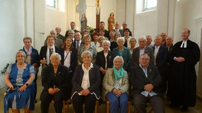 33 Männer und Frauen legten mit der Feier ihres Konfirmationsjubiläums ein eindrucksvolles Glaubenszeugnis ab. (Bild: Siegfried Bock)