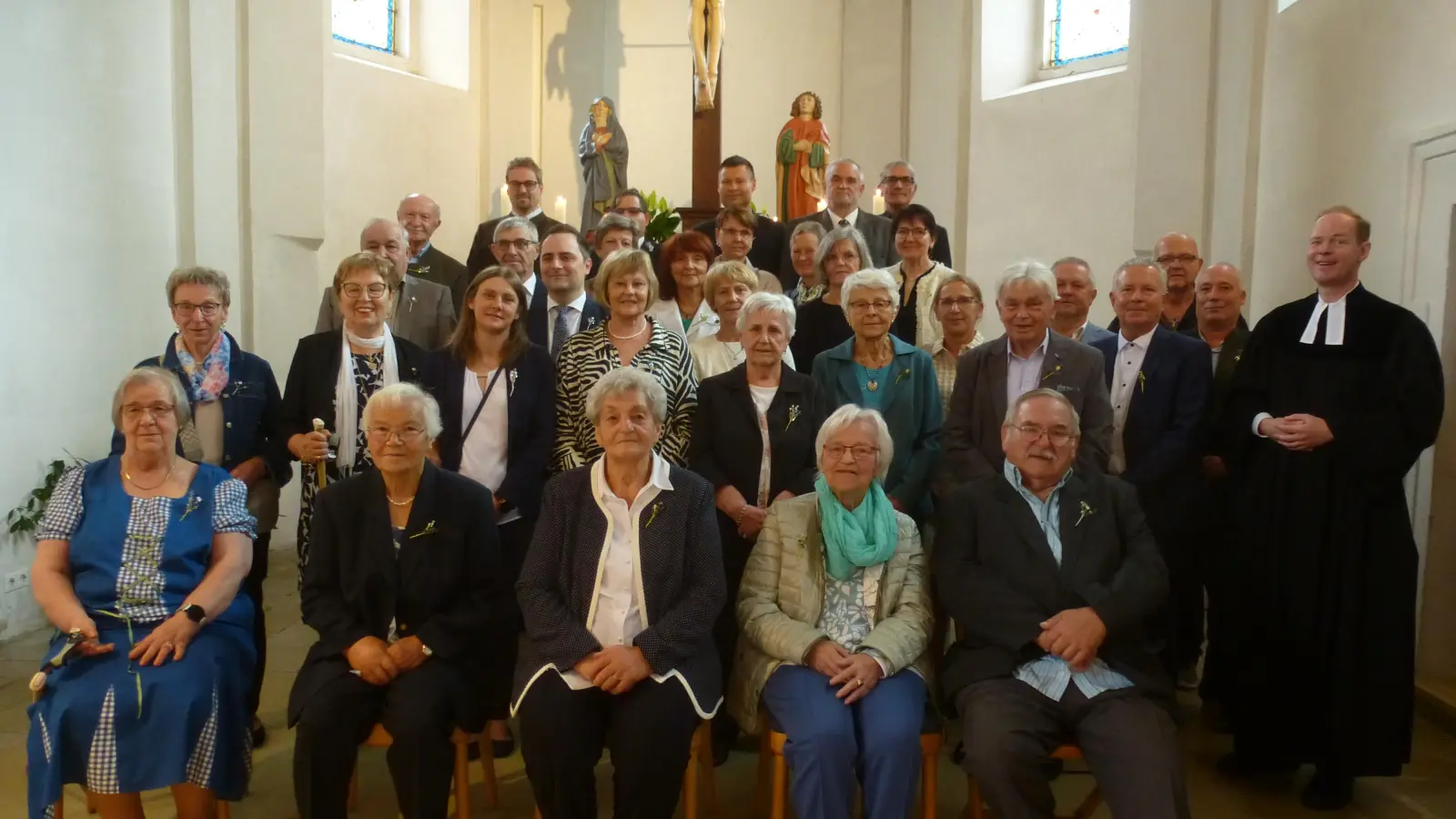 33 Männer und Frauen legten mit der Feier ihres Konfirmationsjubiläums ein eindrucksvolles Glaubenszeugnis ab. (Bild: Siegfried Bock)