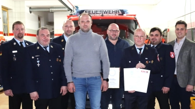 Stefan Krämer (vorne, Mitte) wurde zum 2. Kommandanten gewählt. Jochen Walzok (Dritter von rechts) erhielt das Ehrenkreuz in Silber des Feuerwehrverbands. (Bild: Sebastian Baumer)