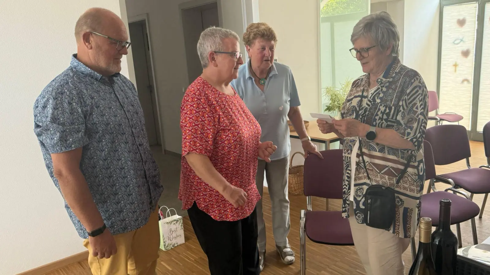 Nach der Filmvorführung von Wolfgang Jäger (links) überreichten die beiden Leiterinnen des Evang. Feierabendkreises Plößberg, Angelika Wallner und Inge Heß, eine Spende an Frau Dr. Annemarie Schraml für ihre Aktion Feuerkinder Tansania.  (Bild: Egon Giehl )