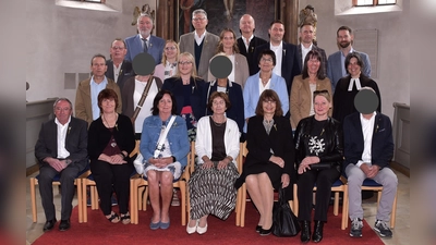 Die silbernen und goldenen Jubilare der Evang. Kirchengemeinde Neukirchen zusammen mit Pfarrerin Anja Matthalm. (Bild: Fotohaus Jäger)