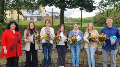 Mit Blumen und kleinen Präsenten gratulierte Konrektorin Jessica Plannerer (von links), die neuen Lehrkräfte Johanna Regner, Natalie Peper, Alisia Fischer, Michaela Kaufmann, Sophia Popp und Sebastian Högl. (Bild: Sophia Schatke)