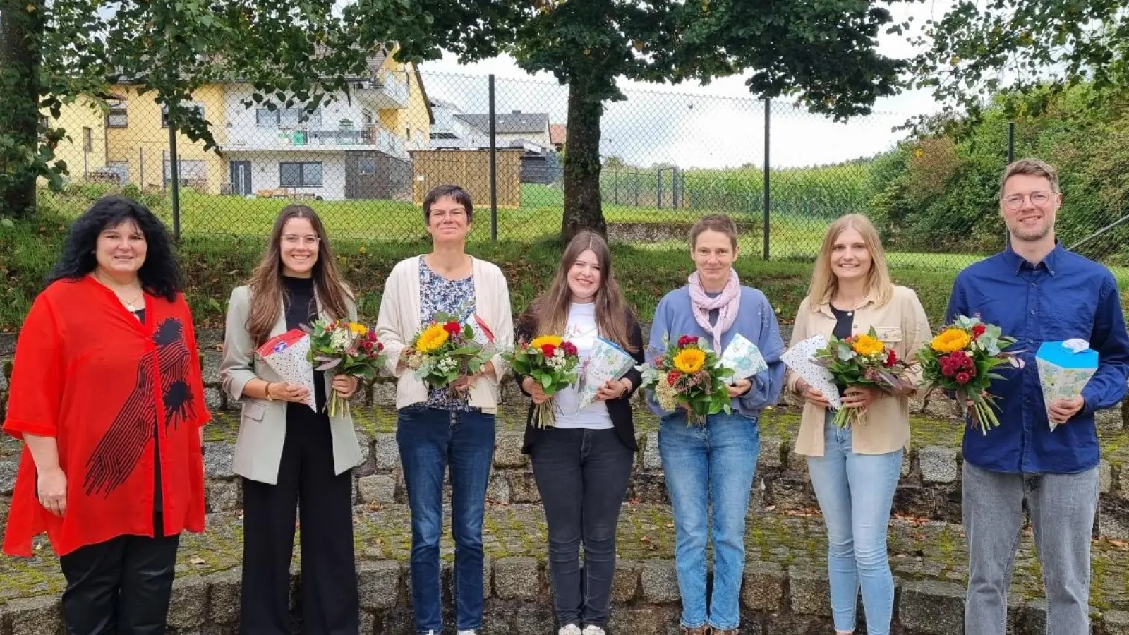 Mit Blumen und kleinen Präsenten gratulierte Konrektorin Jessica Plannerer (von links), die neuen Lehrkräfte Johanna Regner, Natalie Peper, Alisia Fischer, Michaela Kaufmann, Sophia Popp und Sebastian Högl. (Bild: Sophia Schatke)