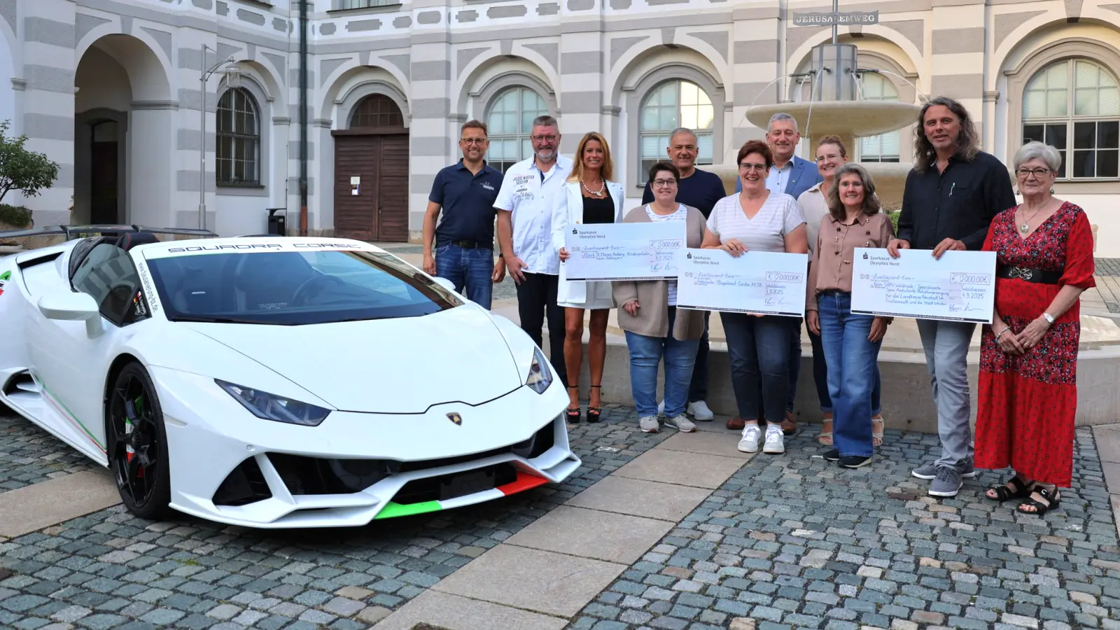 Im Bild von links: Tobias Tippmann/FFW Waldsassen, Klaus Schuster/“Sportwagenfreunde helfen“, Sandra Winter/Hauptsponsor Bausanierung BZ, Jana Fickel/Pflegerische Teamleitung SAPV-KJ am Klinikum St. Marien Amberg, Roland Grillmeier/Landrat des Landkreises Tirschenreuth, Sonja Schnurrer/Caritas Kreisverband Tirschenreuth, Markus Scharnagl/2. Bürgermeister der Stadt Waldsassen, Julia Meyer/Netzwerkkoordinatorin Hospiz- und Palliativnetzwerk Nordoberpfalz, Gabi Treml-Laubert/Kassiererin OGV Waldsassen, Matthias Rössle/Pflegerischer Leiter SAPV-Waldnaab und Gudrun Sirtl/Vorsitzende KAB Waldsassen. (Bild: Klaus Schuster)