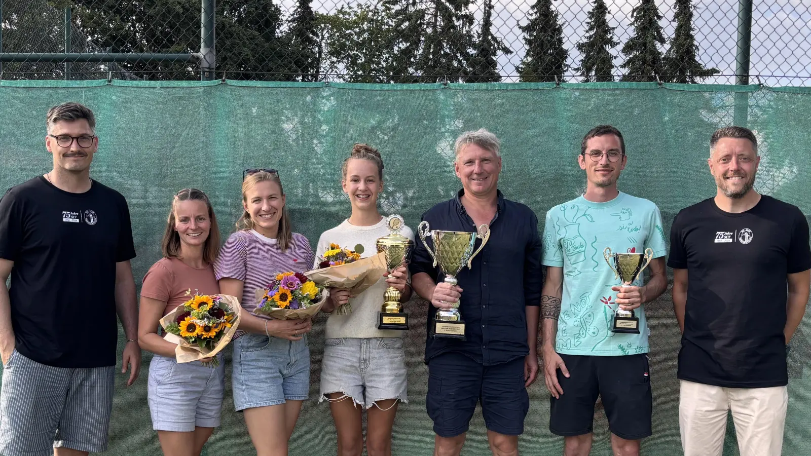 Die Siegerinnen und Sieger der Vereinsmeisterschaft im Tennis des Ski-Club Tirschenreuth. Im Bild (v.l.) 1. Vorsitztender Alexander Schirmer, Damen-Doppel-Siegerinnen Julia Malzer und Miriam Lehner-Tröger, Mixed-Sieger-Team Nora Helgert und Justus Fiedler, Herren-Doppel-Sieger Justus Fiedler und Andreas Meyer, Tennis-Spartenleiter Marco Röckl. Justus Fiedler holte sich noch dazu den Titel im Herren Einzel A und Andreas Meyer gewann die B-Runde. (Bild: Alexander Schirmer )