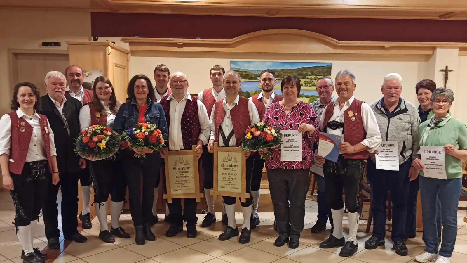 Rebecca Ferstl (1. Vorsitzende), Ferdinand Münch (stellv. Bezirksvorsitzender Bezirk Opf NBMB), Engelbert Ettl (2. Vorsitzender), Doris Drexler (Dirigentin Blaskapelle), Christa Ferstl, geehrte Mitglieder: Heiko Strasser, Raimund Ferstl, Stefan Strasser, Franz Kirchberger, Dominik Schießl, Andrea Kirchberger, Johann Schmid, August Schießl, Hartmut Großklaus, 2. BGM Margit Reichl (nicht geehrt, nur Gast), Roswitha Pollinger (von links).  (Bild: Dominik Schießl)