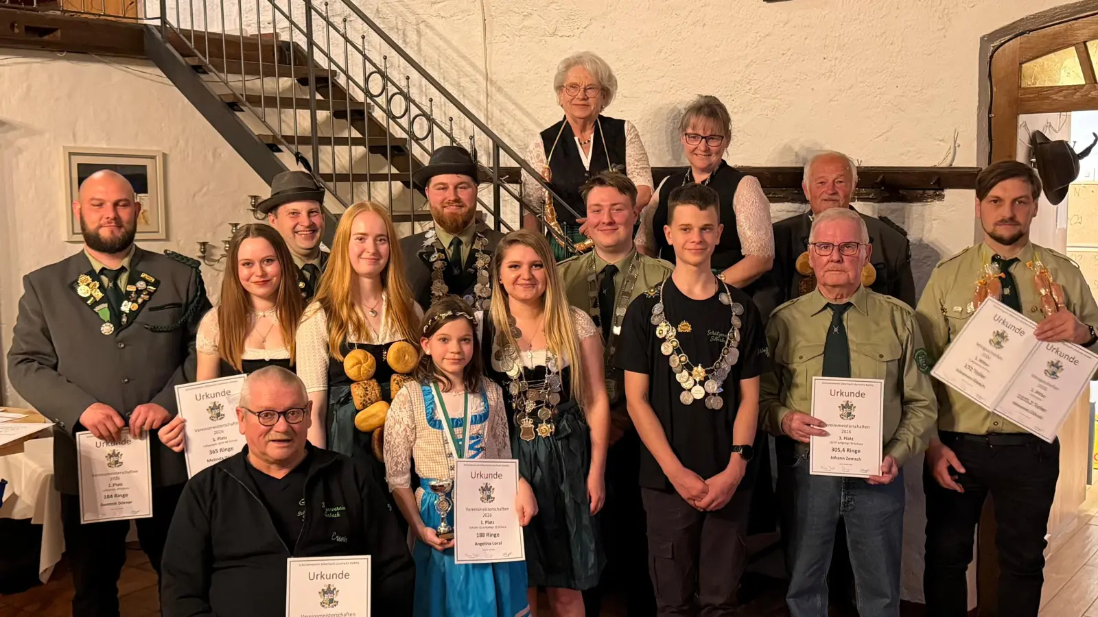 Foto mit den Vereinsmeistern und Königen. (Bild: Susanne Busch)