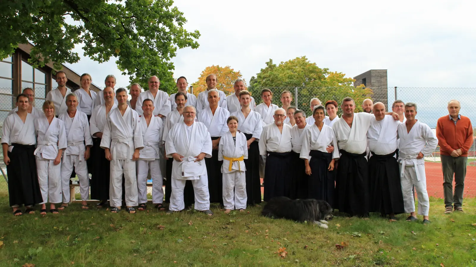 Im Bild zu sehen die am Lehrgang anwesenden Aikidoka. Donatella Lagorio (5. von rechts) neben Margret Schels (6. von rechts) und Ivano Rodolfi (7. von rechts). Ganz rechts im Bild Werner Winkler. (Bild: Gottfried Fröhlich)