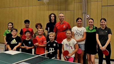 Stolz über die erfolgreiche Prüfung bei den Kindern und Jugendlichen ihre Urkunde. In der Mitte 4. v. l. TTC-Jugendwart und Organisator Michael Lang. (Bild: Hans Fleischmann)