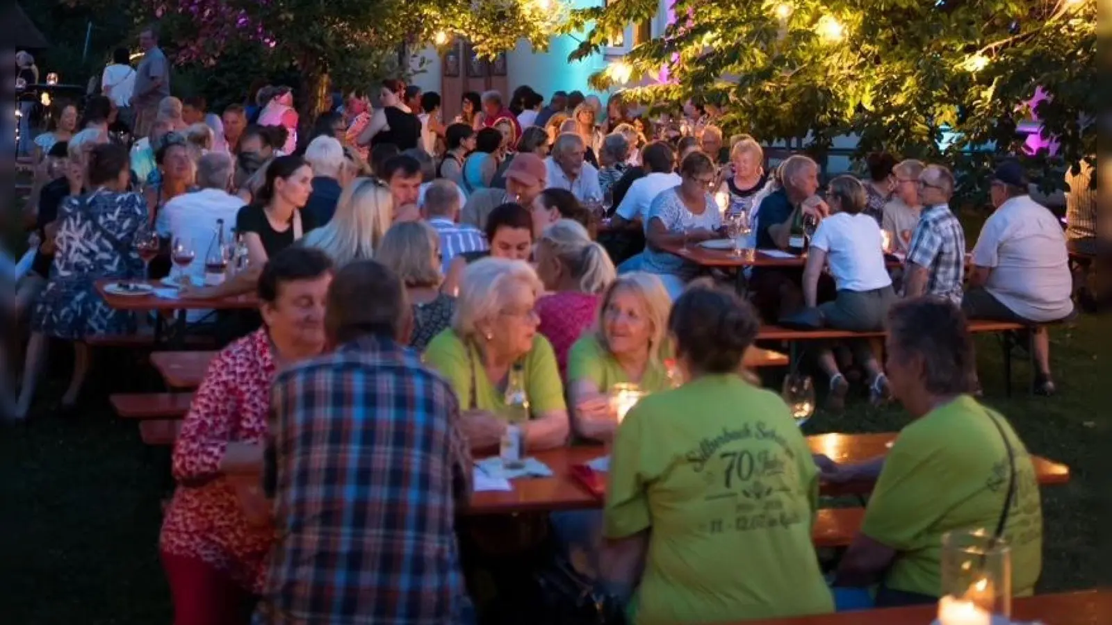 Stimmungsvolles Ambiente im Pfarrheimgarten. (Bild: Maximilian Melzer)