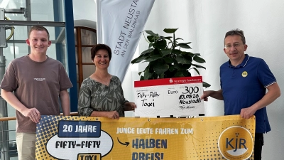Kinder- und Jugendreferent Thomas Fukerider, Erste Bürgermeisterin Tanja Kippes und Geschäftsführer Martin Neumann vom Kreisjugendring bei der Spendenübergabe (v.l.n.r.). (Bild: Ramona Herrmann)
