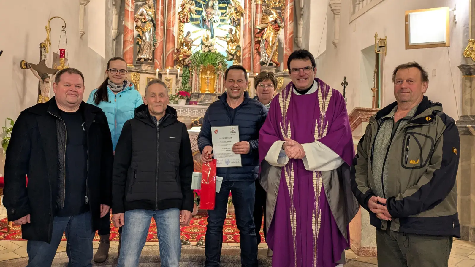 Norbert Vogl, Lisa Wiczorreck, Michael Knott, Alois Hanauer, Sophie Grau, Pfarrer Wolgang Dietz, Reinhard Wurm (von links). (Bild: Norbert Vogl)