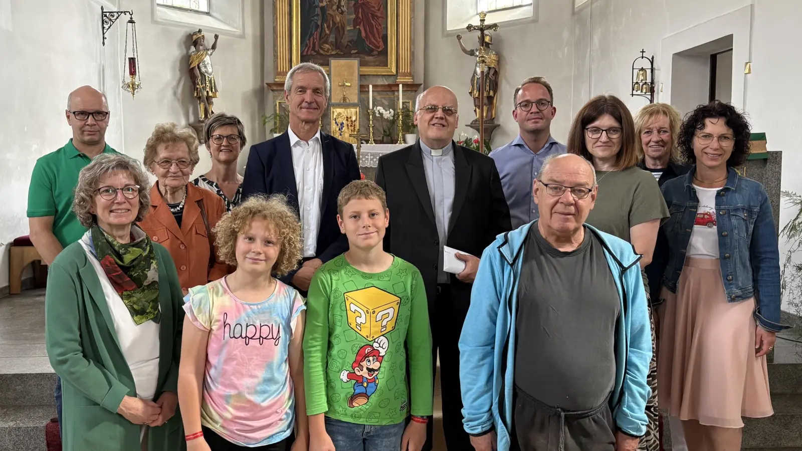 Pater Dariusz (M.) mit Flossenbürger Pfarreiangehörigen (Bild: Sonja Sczech)