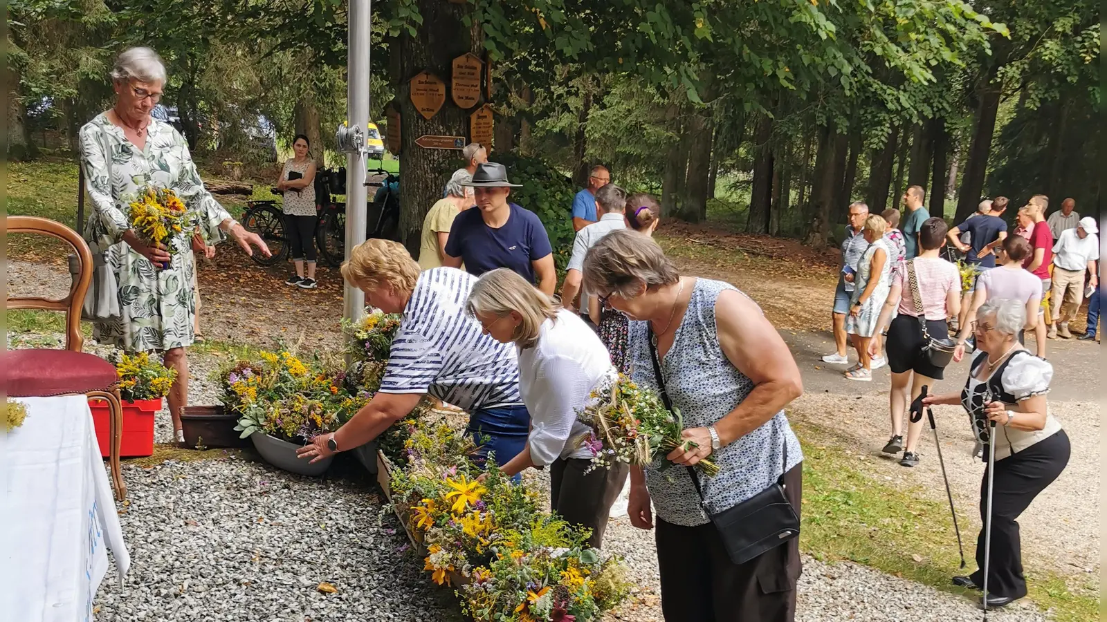 Die Gläubigen nehmen die geweihten Kräuterbüschel nach dem Gottesdienst mit nach Hause.  (Bild: Herbert Ziegler)