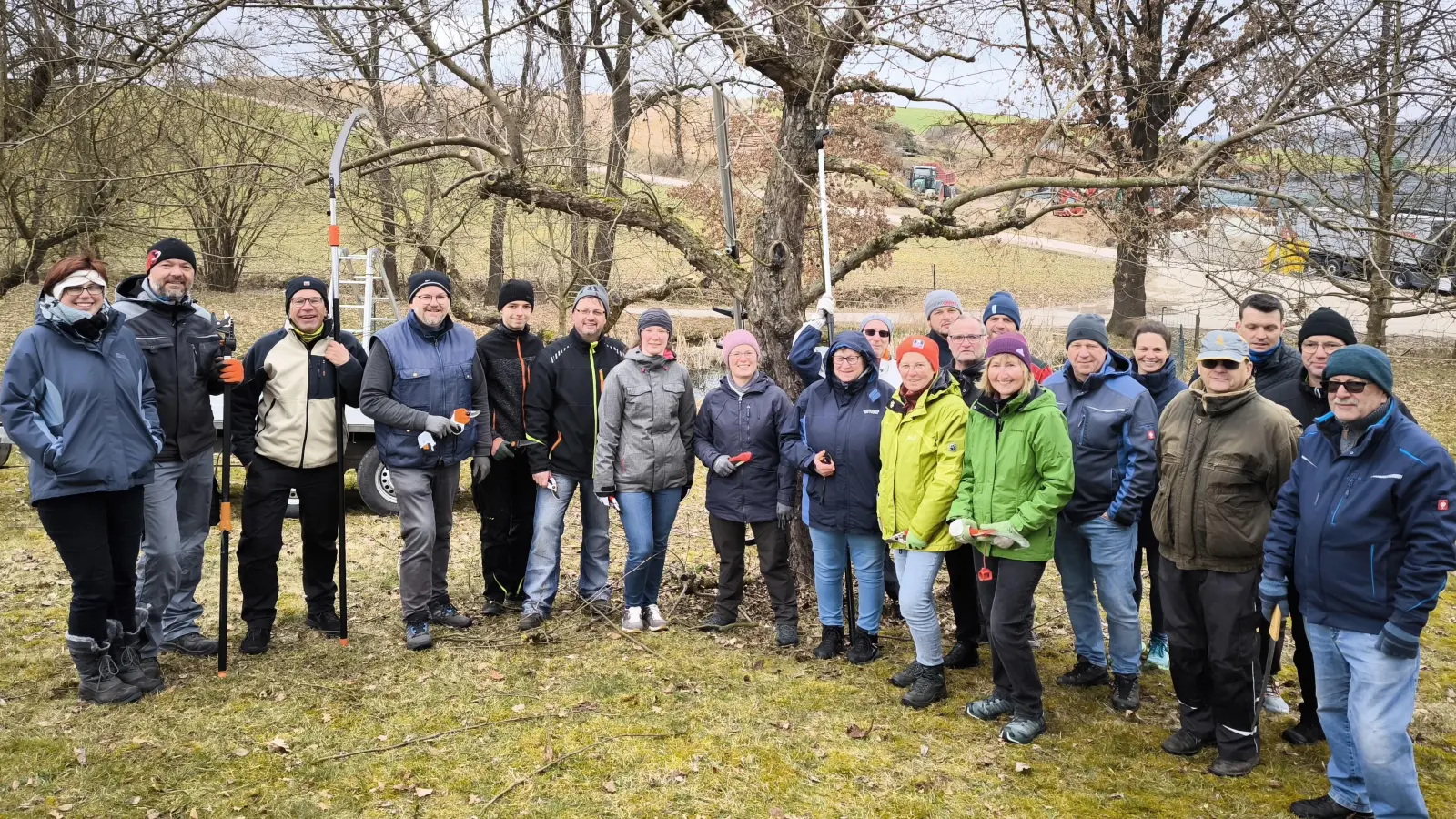 Torsten Hergenröther (4.v.r), Christian Blend (2.v.r) und Ingo Simandi (4.v.l.) wiesen die Teilnehmer in den Obstbaumschnitt ein und gaben praktische Tipps. (Bild: Simon Rosner)