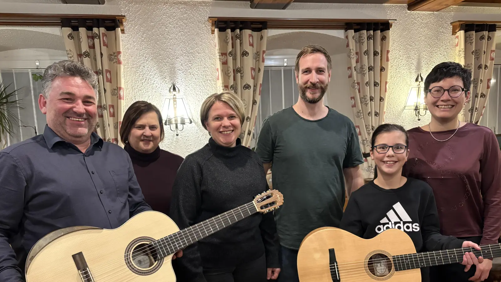 Erster Vorsitzender des Fördervereins der Musikschule Sandro Stefinger (links) überreichte zwei Gitarren für den Unterricht. Dazu waren bei der Spendenübergabe mit anwesend Klara Bäumler (stellv. Musikschulleiterin), Silke Wittmann (Kassier), Benedikt Scheidler (Musikschulleiter), Pia Wildenauer, Sandra Wildenauer-Näger (2. Vorsitzende des Fördervereins) (von links) im Gasthof „Zum Roten Ochsen“.  (Bild: Sandra Wildenauer-Näger)