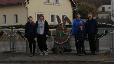 Der „Rest der Mannschaft“ präsentierte den österlichen Schmuck am Brückengeländer. (Bild: Sonja Ziegler)