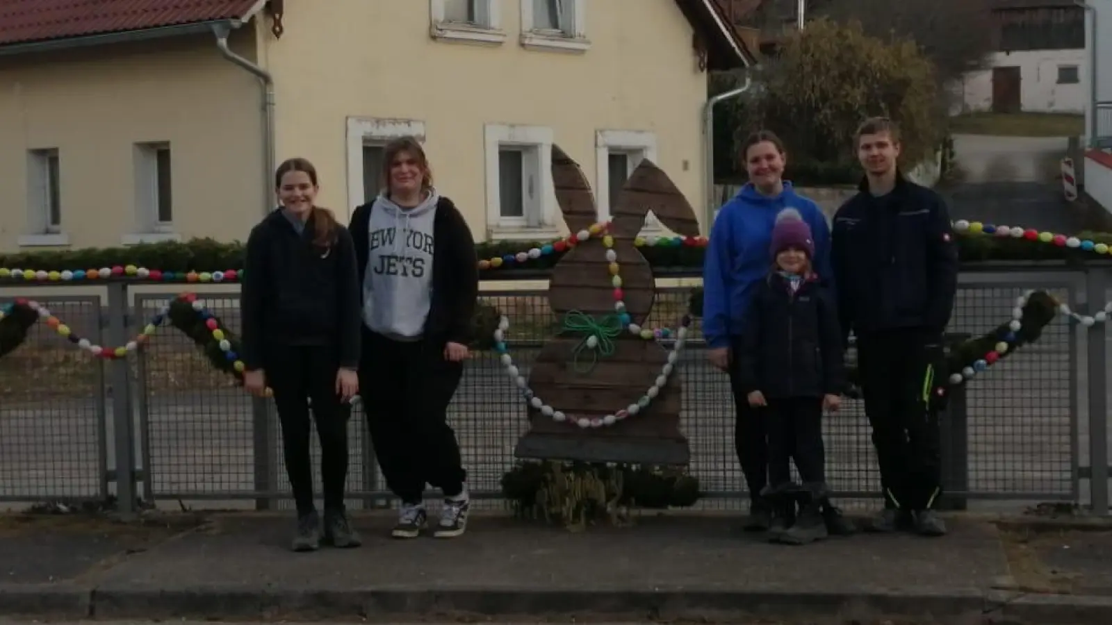 Der „Rest der Mannschaft“ präsentierte den österlichen Schmuck am Brückengeländer. (Bild: Sonja Ziegler)