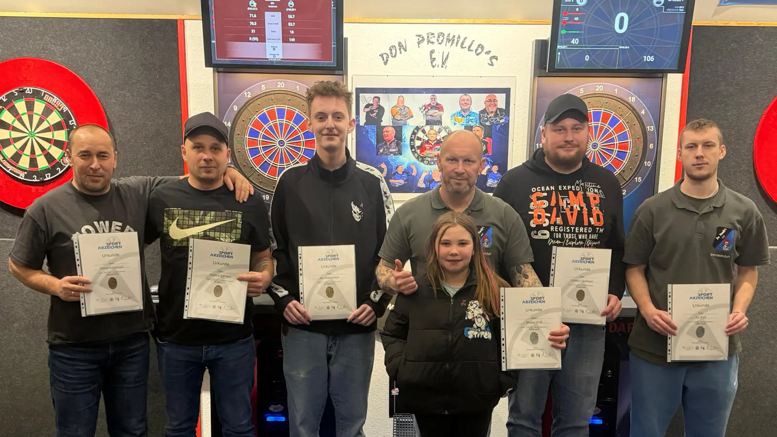 Erfolgreiche Absolventen des DSAB Sportabzeichen, von links Kolo, Dome, Ben, Bazi, CC, Jan, vorne Mitte geehrte für 10 Jahre Mitgliedschaft Melina Partsch. (Bild: Michael Weiß)