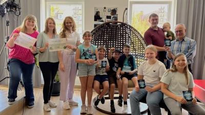 Ines Wollny, Julia Lösche und Andrea Ederer (1., 2., 3. v.li.) freuten sich zusammen mit den glücklichen Gewinnern der Kino-Gutscheine im Bürgertreff Burglengenfeld. (Bild: Thomas Stegerer)