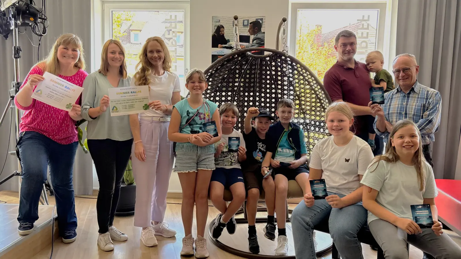 Ines Wollny, Julia Lösche und Andrea Ederer (1., 2., 3. v.li.) freuten sich zusammen mit den glücklichen Gewinnern der Kino-Gutscheine im Bürgertreff Burglengenfeld. (Bild: Thomas Stegerer)