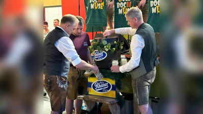 Offizieller Anstich - stellv. Kommandant Martin Göppl - Bürgermeister Richard Kammerer (mitte) - stellv. Vorstand Andreas Fenzl. (Bild: Anita Günther)