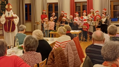 Besuch vom Nikolaus und den Kindern des Kindersingkreises. (Bild: Sonja Schecklmann)