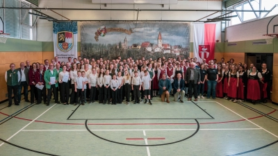 Am Ende der Ehrung gab es noch ein Gruppenbild von allen noch anwesenden Musikern/innen mit ihrer Jury (Bild: Michael Haller)