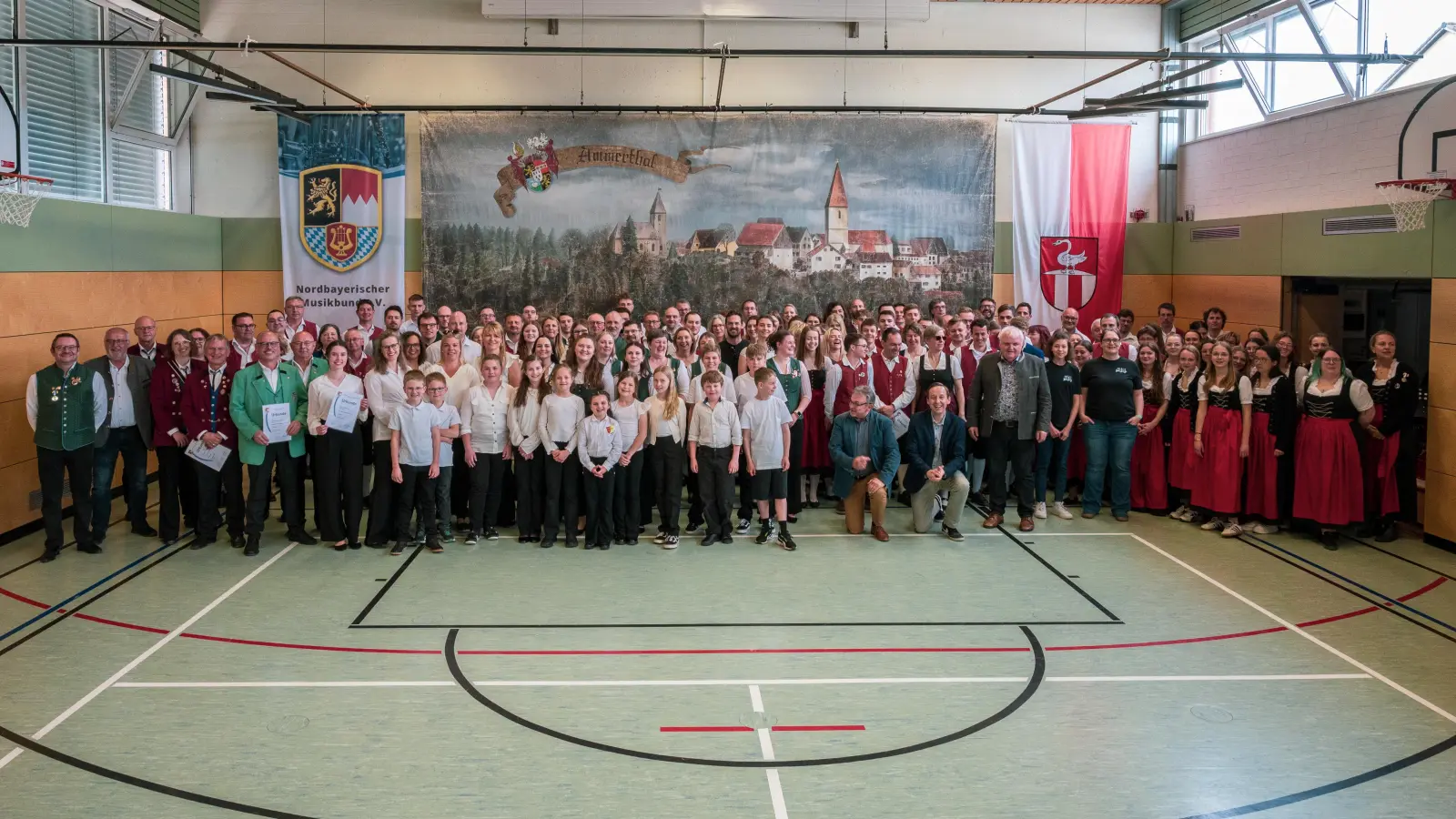 Am Ende der Ehrung gab es noch ein Gruppenbild von allen noch anwesenden Musikern/innen mit ihrer Jury (Bild: Michael Haller)