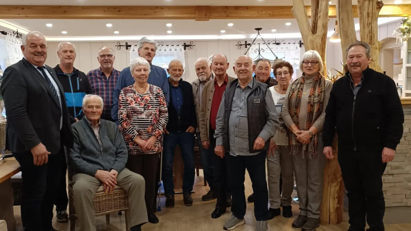 Von li.1. Bürgermeister der Gemeinde Leonberg, Johann Burger, VdK Kreisgeschäftsführer Thomas Döhler, 1.Vorsitzender Norbert Häckl, 2. Vorsitzender Reinhard Dörschmidt sowie ganz rechts, 2. Bürgermeister der Stadt Mitterteich, Johann Brandl, im Kreise der Geehrten für 25 und 30 jährige Mitgliedschaft. (Bild: Evi Häckl)