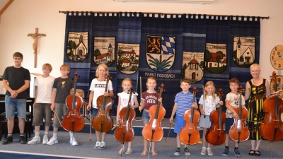 Acht Cellos mit Klavier begeisterten die Zuhörer bei Vorspiel im Rathaussaal Moosbach. (Bild: Peter Garreiss)