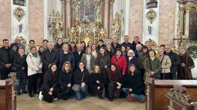 Zum gemeinsamen Foto versammelte sich die Gruppe rund um den Chor Ganz &amp; Gar in der Kappl. (Bild: Richard Brunner)