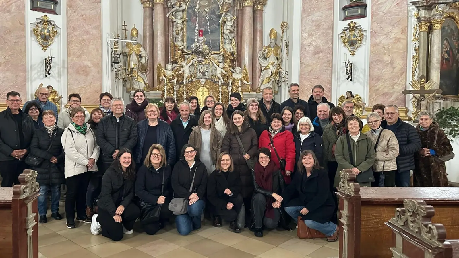 Zum gemeinsamen Foto versammelte sich die Gruppe rund um den Chor Ganz &amp; Gar in der Kappl. (Bild: Richard Brunner)
