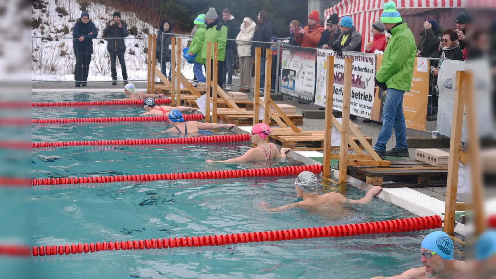 Beim Start muss eine Hand im Wasser sein und ein am Beckenrand.  (Bild: Carsten Kinder)
