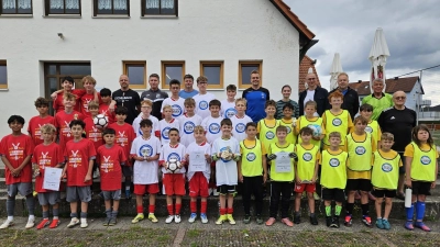 Auf dem Bild die Mannschaften nach der Landkreismeisterschaft auf dem Sportgelände des FV Vilseck: Mittelschule Kümmersbruck (links), Realschule Auerbach sowie die Mittelschule Hirschau mit (hinten, von links) Lehrer Matthias Brüchner, Rektor Florian Fuchs, Sportlehrer Pavel Hes, Fußball-Obmann Alexander Merkl, Lehrerin Meline Högl, Lehrer Michael Kranl, Schiedsrichter Hans-Jürgen Geier und Franz Dietrich sowie Organisator Karl-Heinz Grollmisch. (Bild: Christine Grollmisch)